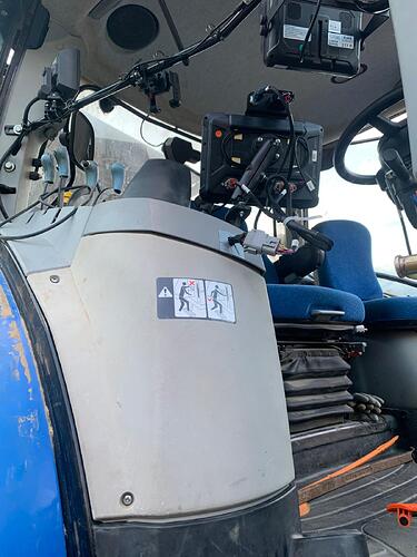 tablette GPS RTK montée en cabine New Holland