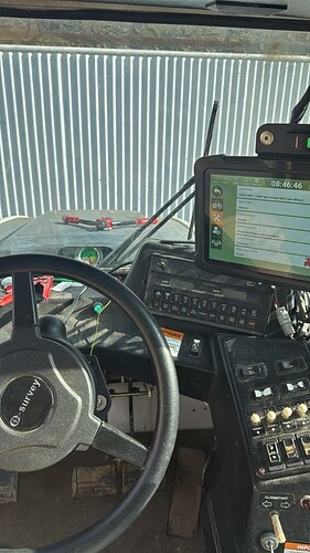 Volant eSurvey et tablette installés dans la cabine du Spra-Coupe