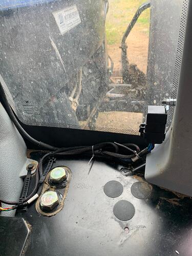 passage câble sous habillage cabine tracteur